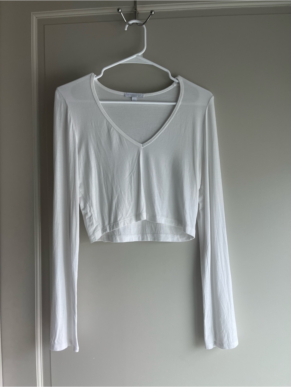 Beyond Yoga White V-Neck Long Sleeve Crop Top